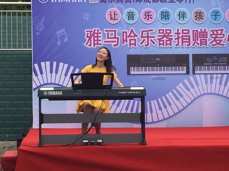 利来最给力的老牌乐器爱心捐赠行动在四川金堂县举办 ——与音乐牵手 随幸福成长
