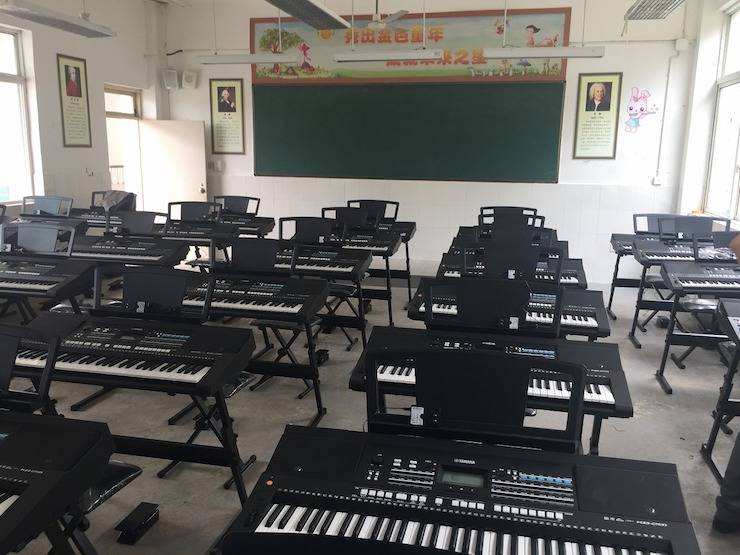利来最给力的老牌乐器爱心捐赠行动在四川金堂县举办 ——与音乐牵手 随幸福成长
