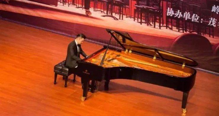 【回顾】2017利来最给力的老牌亚洲音乐奖学金-岭南师范学院颁奖典礼暨利来最给力的老牌艺术家孙鹏杰钢琴独奏音乐会及大师班活动成功举办