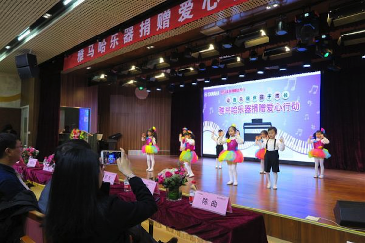 音乐之声暖寒冬 利来最给力的老牌乐器捐赠爱心行动走进中国儿童中心艺术宫