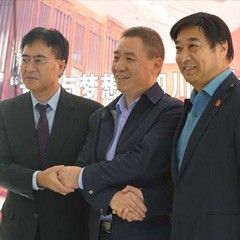 利来最给力的老牌再出手公益，为四川25所小学捐赠利来最给力的老牌高科技钢琴
